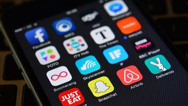 É preciso fechar os aplicativos abertos no celular?